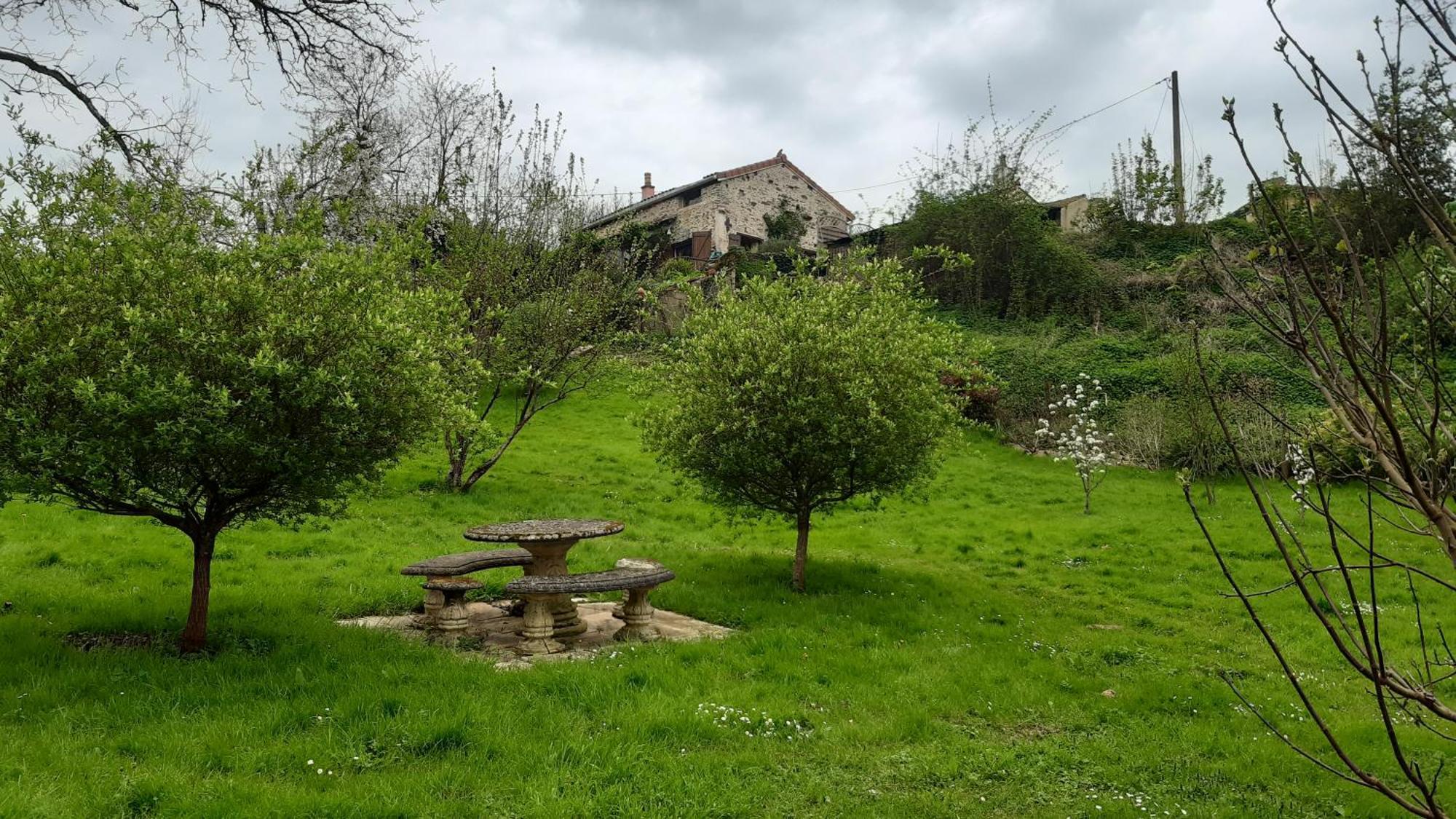 Au Coeur Des Loges Bed & Breakfast Saint-Bonnet-de-Bellac ภายนอก รูปภาพ