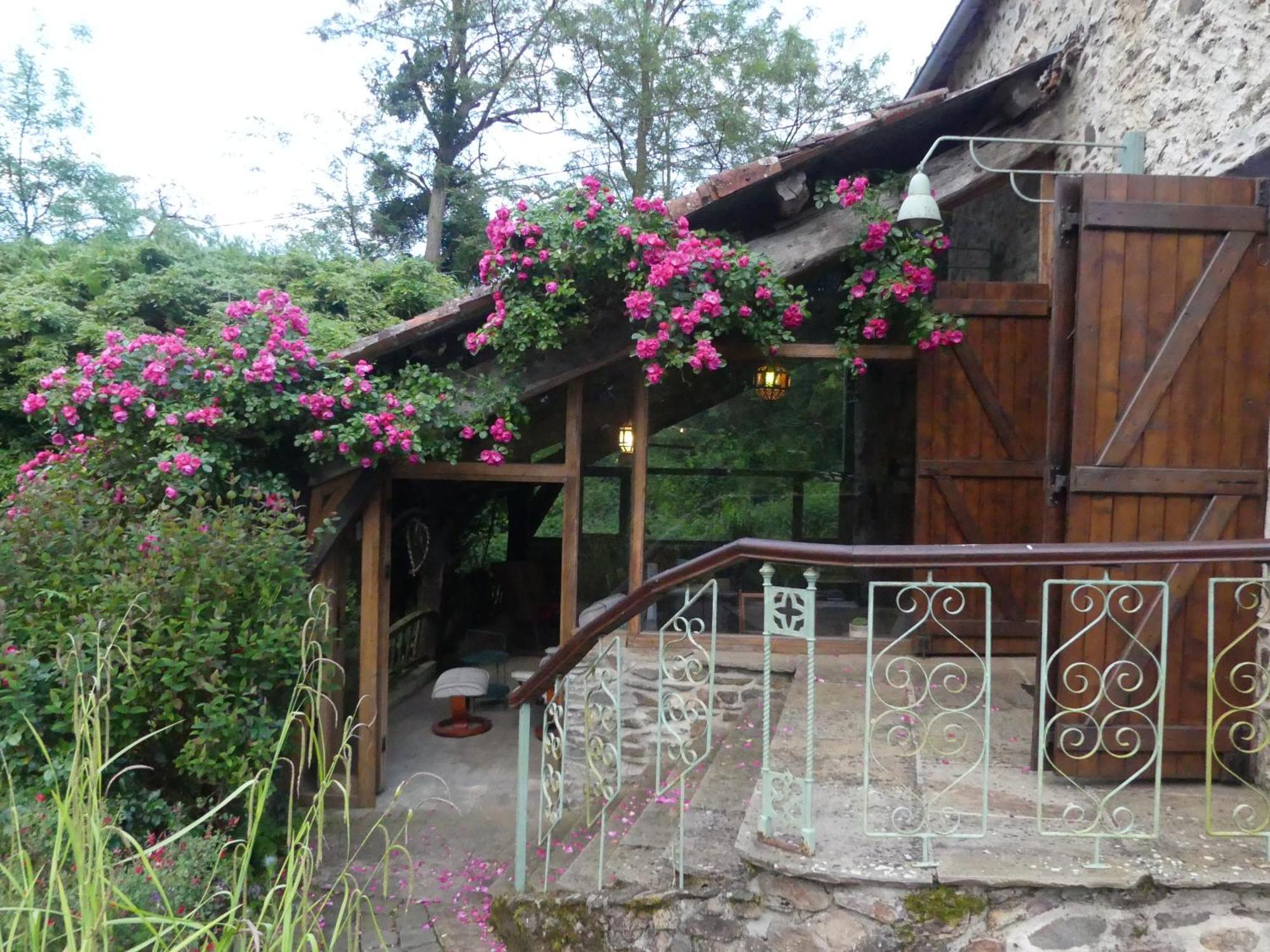Au Coeur Des Loges Bed & Breakfast Saint-Bonnet-de-Bellac ภายนอก รูปภาพ